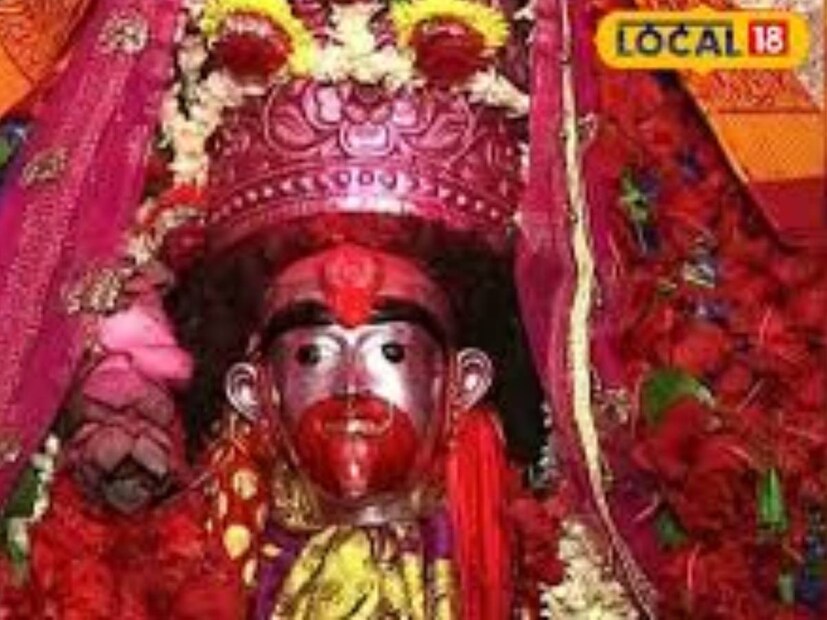 তারাপীঠে মা তারার মন্দির তো অনেক বার এসেছেন। পুজো দিয়েছেন। তবে কোনওদিন নজর দিয়েছেন যে শুধুমাত্র এই মা তারার মন্দিরে আরতি শুরু হয় ধূপের কাঠি দিয়ে। (প্রতিবেদন:সৌভিক রায়)