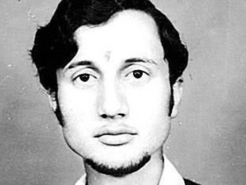 ১৯৮৫ সালে অভিনেত্রী কিরণ খেরকে বিয়ে করেন তিনি। তাঁরা এখনও একসঙ্গে রয়েছেন। তবে তাঁদের নিজের কোনও সন্তান নেই। সিকান্দার খের কিরণ খেরের প্রথম স্বামী থেকে তাঁর সৎ পুত্র। এতক্ষণে নিশ্চয়ই বোঝা গিয়েছে কাকে নিয়ে আলোচনা হচ্ছে। ছবিতে সেই বাচ্চাটি বলিউডের সফল অভিনেতা অনুপম খের।