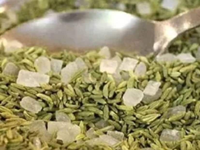 গরমে এই মিশ্রণটি বিশেষ উপকারী। কারণ এটি শরীরকে ঠান্ডা রাখতে কাজ করে। এছাড়া মৌরিতে রয়েছে অ্যান্টিঅক্সিডেন্ট বৈশিষ্ট্য, যা শরীরের রোগ প্রতিরোধ ক্ষমতা বাড়ায়। মৌরি খেলে গ্যাস এবং হজমের সমস্যা থেকেও মুক্তি পাওয়া যায়। মিছরিতে উপস্থিত জিঙ্ক, ম্যাগনেসিয়াম এবং আয়রনের মতো খনিজ পদার্থ শরীরের জন্য অপরিহার্য। 