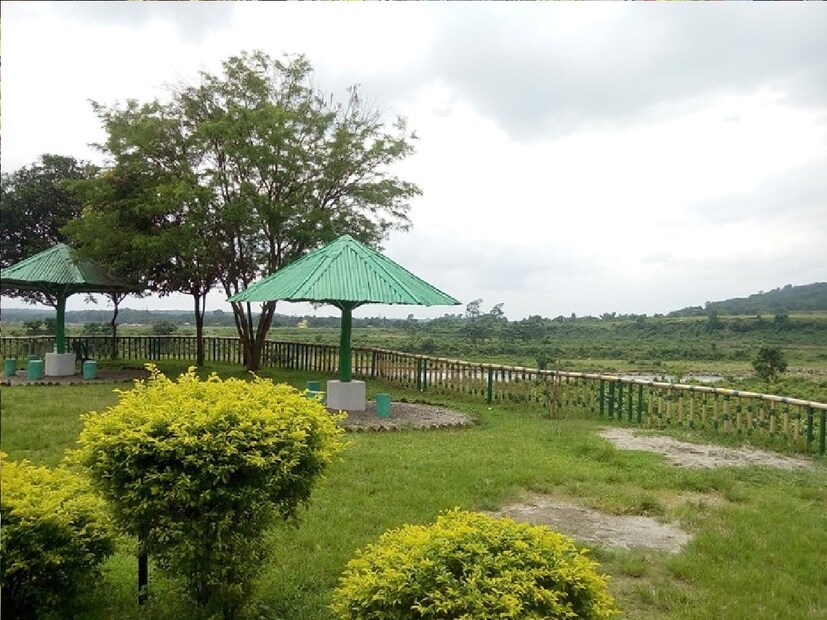 *গ্ৰামে একটা বড় গ্ৰন্থাগার করা হয়েছে।জেলাশাসক আর বিমলা জানিয়েছেন, &quot;শিক্ষাক্ষেত্রে এই গ্রামের ভূমিকা যেমন অনবদ্য থাকবে, তেমনি পর্যটনেও আলাদা মাত্রা যোগ করবে গ্রামটি। এই গ্রামে স্বাক্ষরতার হার কম, সামনে বই থাকলে পড়ার ইচ্ছে জাগবে। একটি গ্রামকে বই দিয়ে সাজিয়ে তুলতে পেরে জেলা প্রশাসন খুশি।&quot; সংগৃহীত ছবি। 