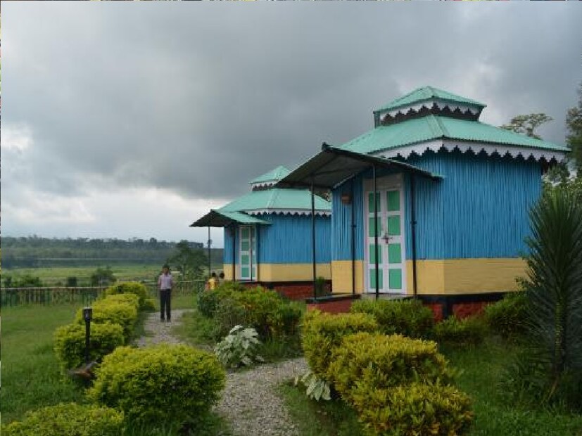 *এবার পুজোয় একবার হলেও চলে আসুন আলিপুরদুয়ার জেলার প্রত্যন্ত পানিঝোরা গ্রামে। স্থানীয়দের আতিথেয়তার পাশাপাশি হরেক রকমের বই আপনাকে নিয়ে যাবে অন্য এক স্থানে।সম্প্রতি এই গ্রামে এসেছিলেন আলিপুরদুয়ার জেশাশাসক আর বিমলা। আনুষ্ঠানিকভাবে এই গ্রাম বইগ্রাম হিসেবে স্বীকৃতি পেয়েছে। সংগৃহীত ছবি। 