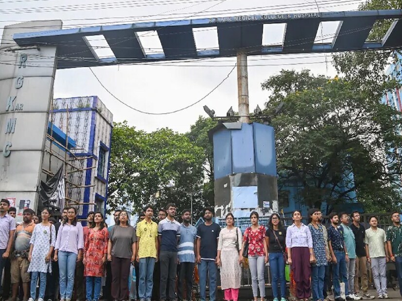 শুনানিতে প্রধান বিচারপতি ডিওয়াই চন্দ্রচূড় বলেন যে, সিবিআই-এর হাতে নতুন প্রমাণ রয়েছে। তার উপর তদন্ত করে আগামী ১৭ সেপ্টেম্বরের মধ্য়ে তাদের নতুন রিপোর্ট পেশ করতে দেওয়া হোক। নিহত চিকিৎসকের মা-বাবার অভিযোগ, ওই ঘটনা ধামাচাপা দেওয়ার চেষ্টার জন্য কলকাতা পুলিশ তাঁদের টাকা অফার করেছিল। সেই সঙ্গে নির্যাতিতার দেহ তড়িঘড়ি পুড়িয়ে ফেলার চেষ্টা করেছিল পুলিশ। যদিও নির্যাতিতার পরিবারের এই অভিযোগ খারিজ করে দিয়েছে পুলিশ। উল্টে তারা জানায় যে, ওই ঘটনায় দ্রুততার সঙ্গে অভিযুক্তকে গ্রেফতার করে মামলার দায়িত্ব সিবিআই-এর হাতে তুলে দিতে চেয়েছিল তারা।