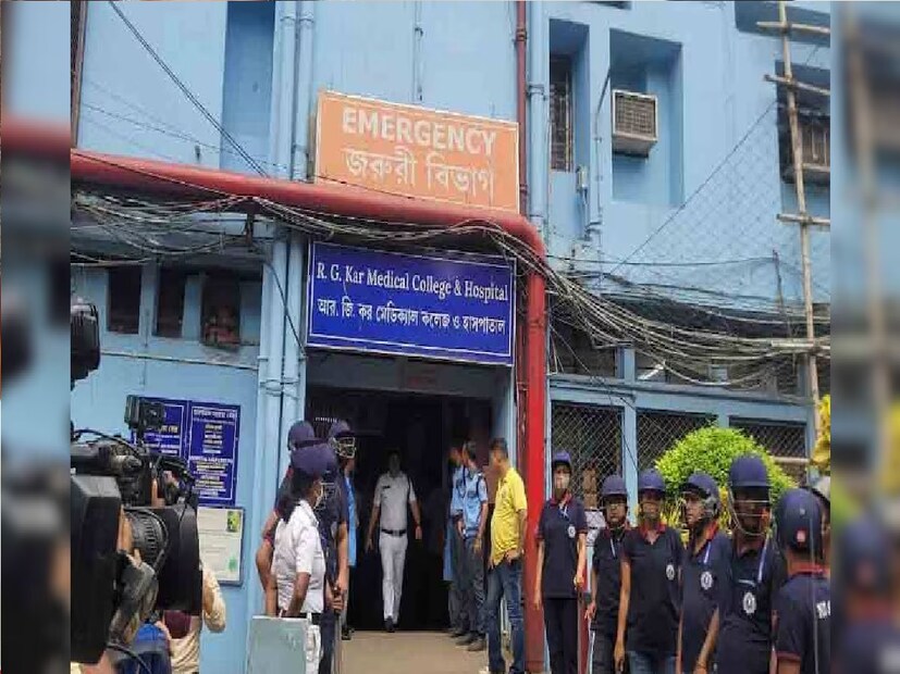 *রোগী এবং রোগীর পরিবারদেরকে এবং হাসপাতাল কর্মীদেরকে বেশ খানিকটা দূর দিয়ে গঠন করে নিয়ে যাওয়া হচ্ছে। 