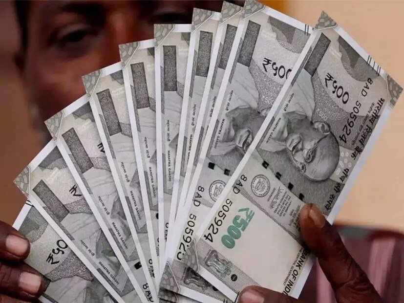 পঞ্জাব ন্যাশনাল ব্যাঙ্কে ৩৯৯ দিনের জন্য ৫ লাখ টাকার ফিক্সড ডিপোজিট করলে সিনিয়র সিটিজেনরা ম্যাচিউরিটির সময়ে ৫,৩৬,৫০০ টাকা পেতে পারে।