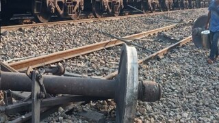 মালগাড়ি লাইনচ্যুত মালগাড়ি লাইনচ্যুত