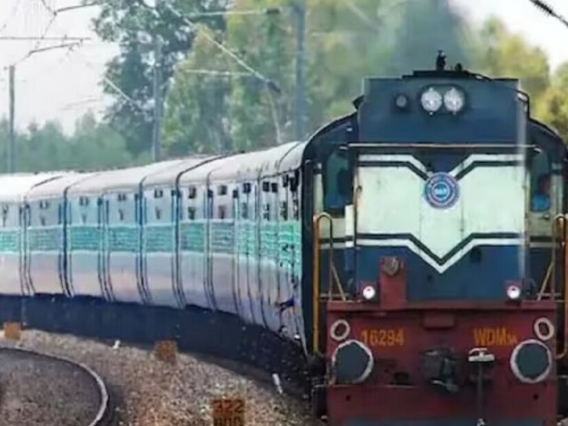 ফাঁস হয় পুরো চক্রের কথা। এরপর বিভিন্ন জায়গা থেকে মোট ৪০০ কেজি মাদক উদ্ধার হয়। শুধু তাই নয়, চোরাচালান চক্রের আরও ৪ জনকেও পাকড়াও করে পুলিশ। অতিরিক্ত সিপি সঞ্জয় ভাটিয়া এবং ডিসিপি সতীশ কুমারের নেতৃত্বে একটি দল চোরাকারবারিদের মোডাস অপারেন্ডি, তাদের নেওয়া রুট এবং মাদক সরবরাহের উৎস খুঁজে বের করে। জানা গিয়েছে, সাপ্লাই চেনের একদম শেষে থাকত স্কুল, কলেজের ছাত্রছাত্রীদের। তাদের হাত দিয়েই গন্তব্যে পৌঁছে যেত মাদক। Representative Image
