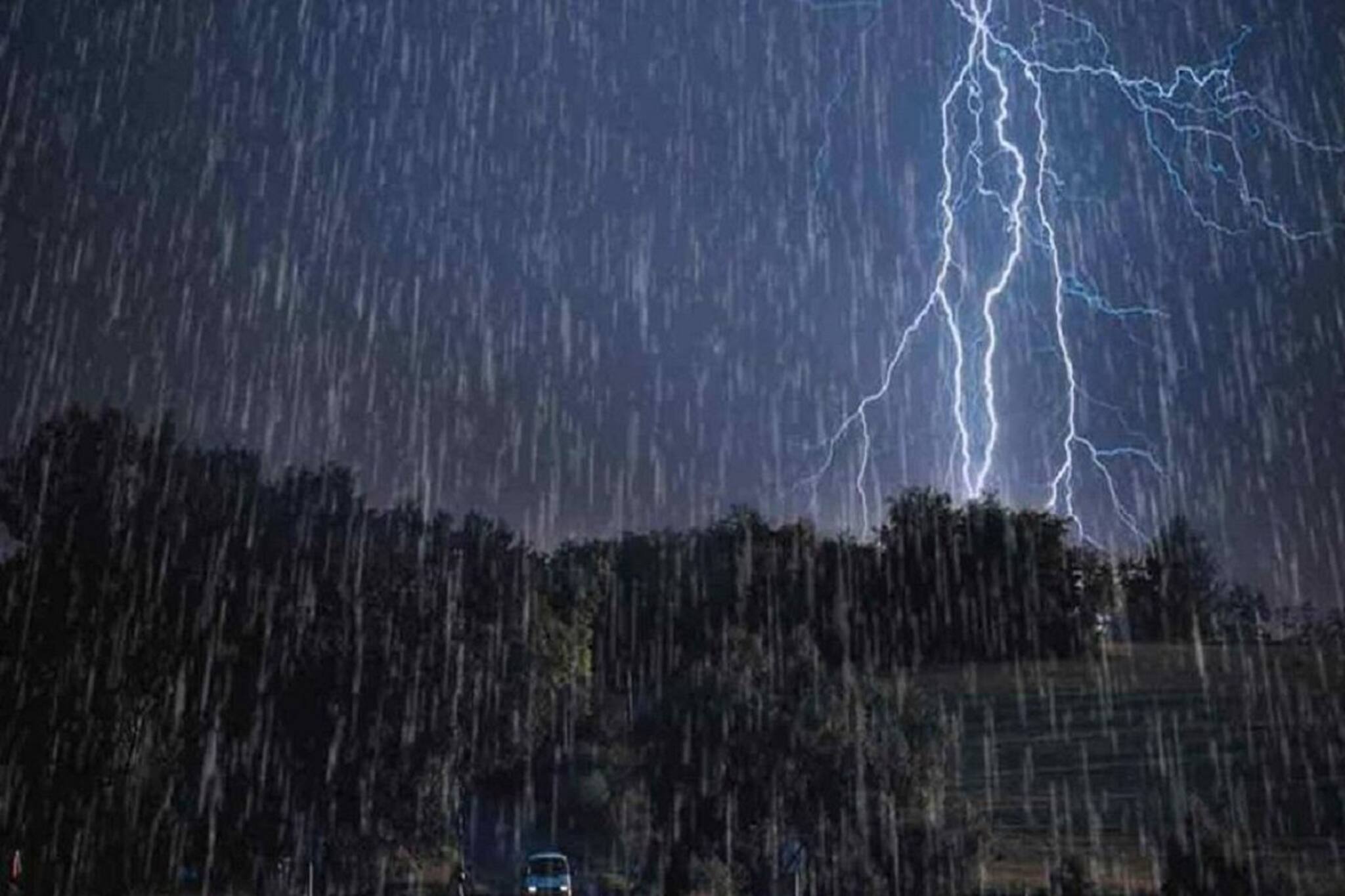 বৃষ্টিতে ডুবল সড়ক, বিপদসীমার উপর বইছে নদী,যোগাযোগ বিচ্ছিন্ন ঝাড়গ্রাম-বাঁকুড়ার