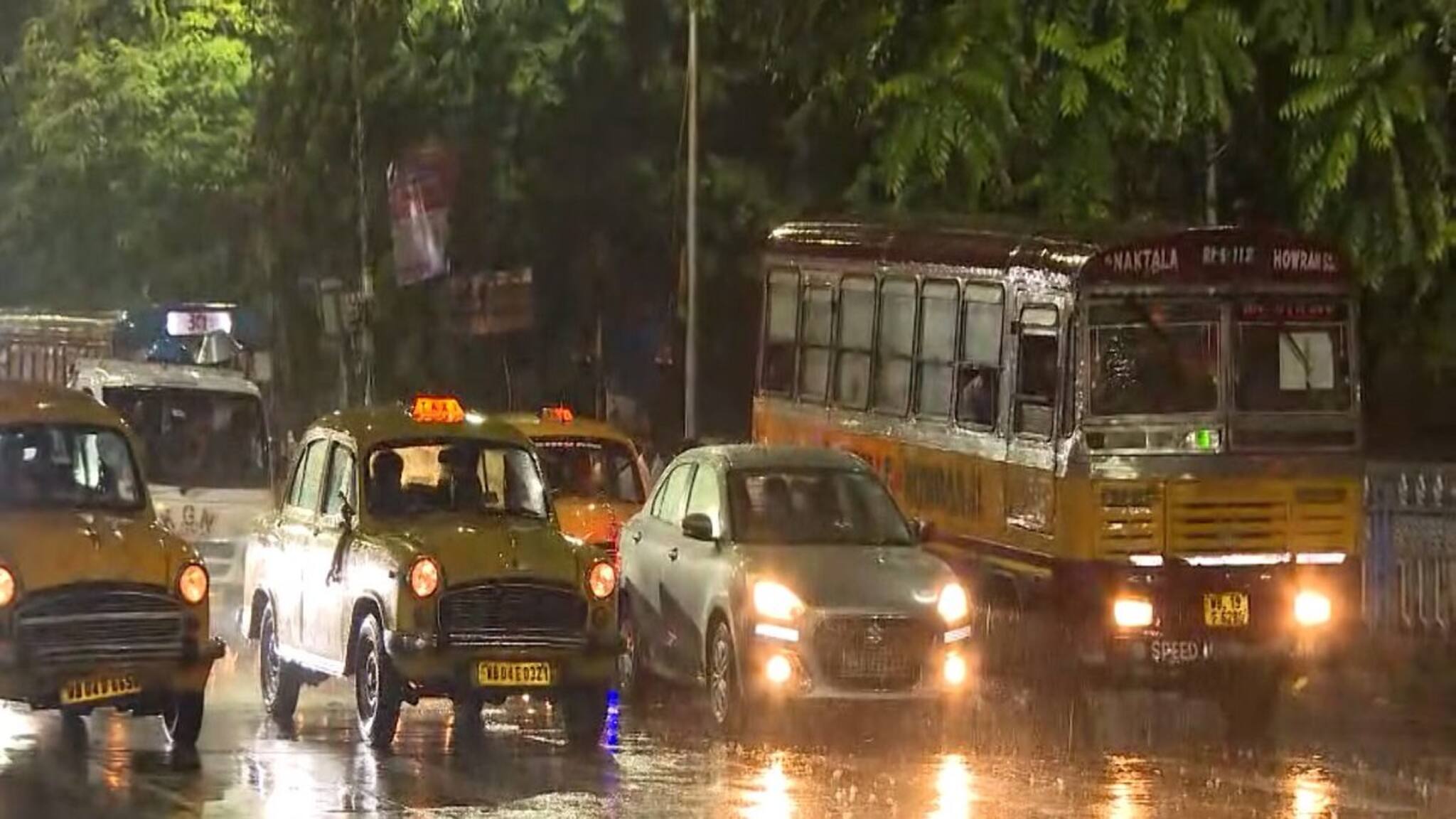 এখনই পিছু ছাড়ছে না বৃষ্টি! ফের টানা বর্ষণ দুই বঙ্গে, চলবে লক্ষ্মীপুজোর পরেও