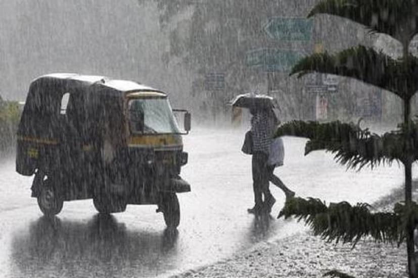 ভারী থেকে অতি ভারী বৃষ্টির সতর্কতা কলকাতা, হাওড়া, হুগলি, উত্তর ও দক্ষিণ ২৪ পরগনা এবং পূর্ব মেদিনীপুরে। শনিবারেও ভারী থেকে অতি ভারী বৃষ্টির সতর্কতা দক্ষিণবঙ্গের সব জেলাতে।