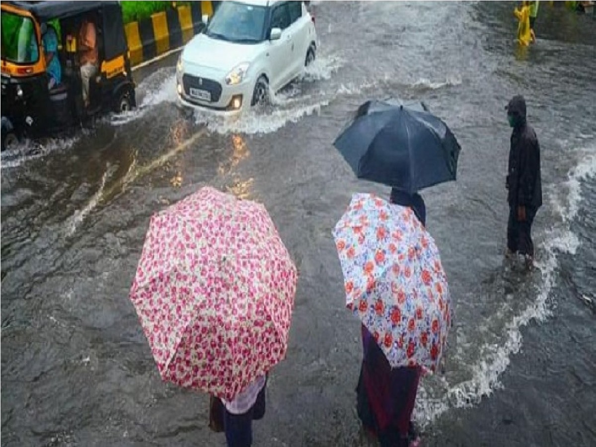 বাংলায় অক্টোবরের প্রথম সপ্তাহ এবং দ্বিতীয় সপ্তাহে স্বাভাবিকের তুলনায় বেশি বৃষ্টির সম্ভাবনা। তার ফলে বৃষ্টি পুজোকে মাটি করে দিতে পারে বলে আশঙ্কা।