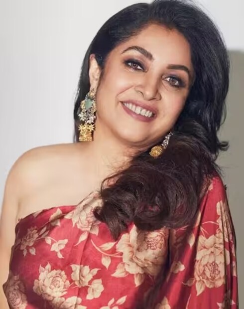 আসলে একাধিক ছবিতে অভিনয় দক্ষতার জোরে নিজের স্থান পাকা করেছেন। এমনকী, অভিনয়ের জোরে পাকাপাকি ভাবে স্থান করে নিয়েছেন ভক্তদের মনেও। আসলে কথা হচ্ছে, দক্ষিণী অভিনেত্রী রম্যা কৃষ্ণণের। শুধুই অভিনয় দিয়ে নয়, নিজের মোহনীয় সৌন্দর্যেও ভক্তদের মুগ্ধ করেছেন।