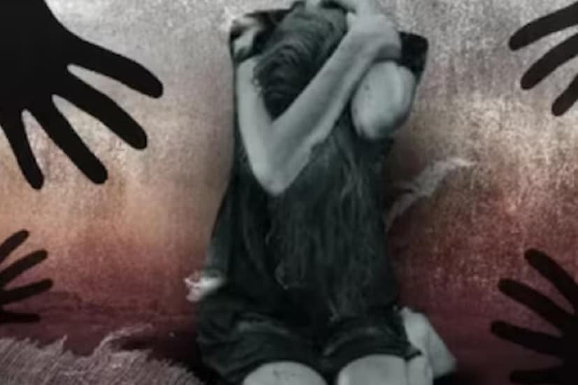 তিনি আরও জানিয়েছেন, যে পরিবারের কথা ও সন্তানের কথা ভেবে তিনি দিনের পর দিন সবরকম অত্যাচার সহ্য করে গিয়েছেন৷ কিন্তু শেষমেশ আর পারলেন না৷ তাই নিলেন এই চরম সিদ্ধান্ত৷