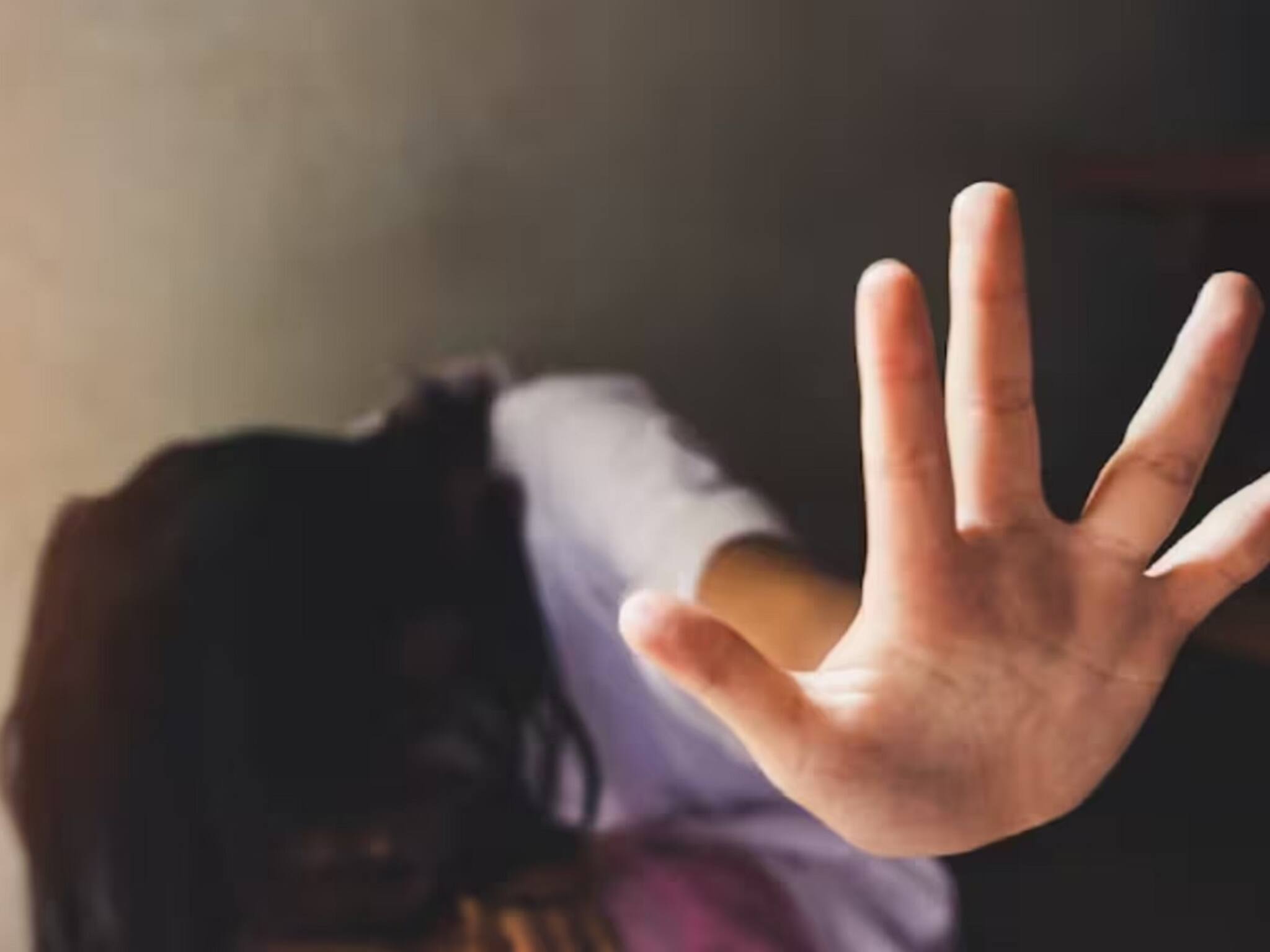 বাড়ি থেকে তুলে নিয়ে গিয়ে গৃহবধূকে ধর্ষণ ও খুনের চেষ্টা, উত্তাল জয়নগর