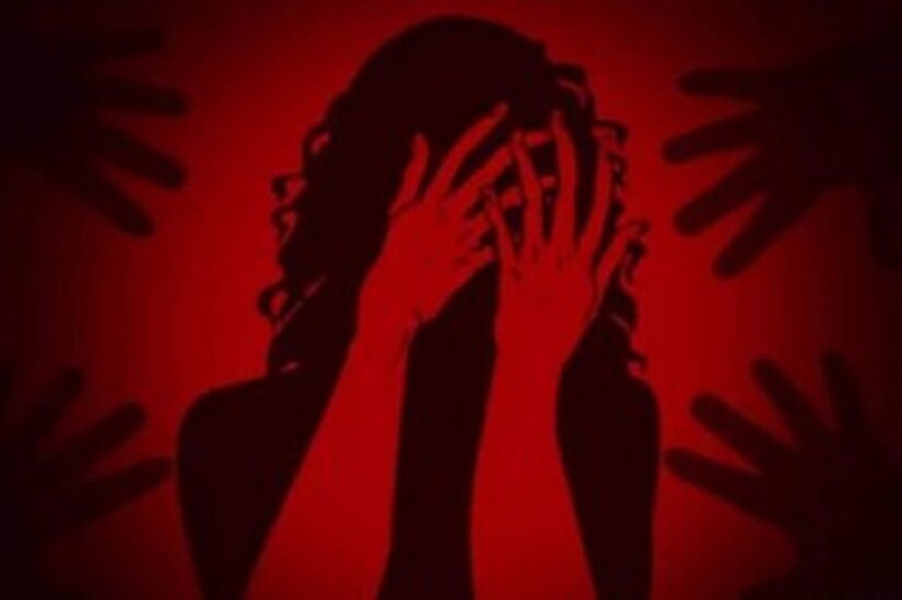 ডা. সঞ্জয় কুমারের পাশাপাশি যাদের পাকড়াও করা হয়েছে, তাদের নাম হল অবধেশ কুমার এবং সুনীল কুমার গুপ্তা। ডিএসপি কুমার আরও বলেন যে, নির্যাতনকারীরা এই ঘটনা ঘটানোর আগে সিসিটিভি ক্যামেরার সংযোগ বিচ্ছিন্ন করে দিয়েছিল। এর পাশাপাশি ভিতর থেকে হাসপাতাল তালাবন্ধও করে দিয়েছিল তারা। তবে এক্ষেত্রে ডিএসপি কুমার ওই নার্সের উপস্থিত বুদ্ধি এবং সাহসিকতার উচ্ছ্বসিত প্রশংসাও করেছেন। Representative Image