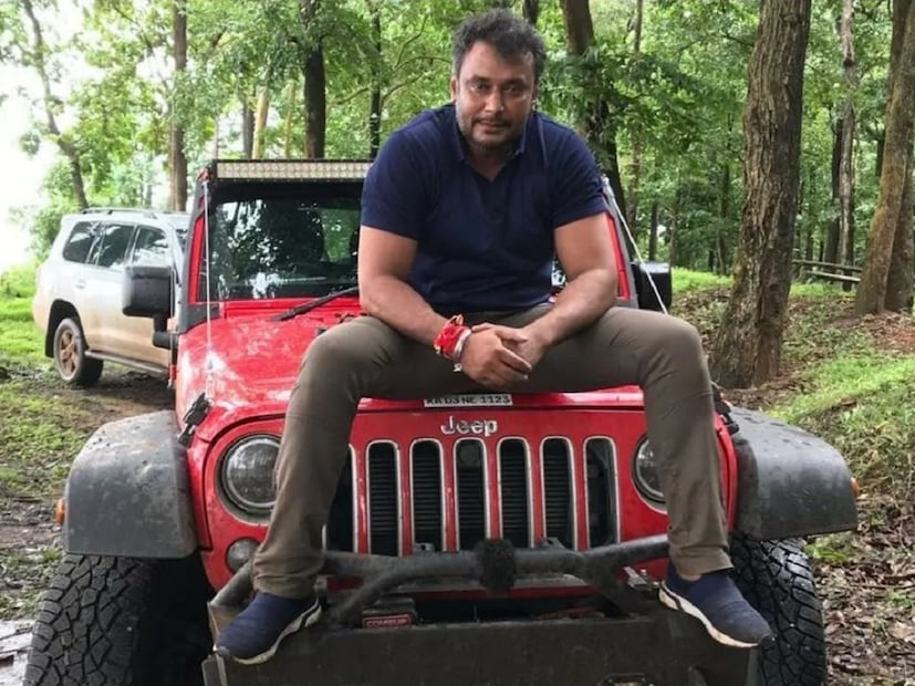 আদালতে প্রত্যক্ষদর্শীদের সাক্ষ্যে অনেক মামলারই মোড় ঘুরে গিয়েছে। রেণুকাস্বামী হত্যা মামলাতে দর্শনের বিরুদ্ধে তিনজন সাক্ষ্য দিতে প্রস্তুত। তারপরই এই মামলার আরও অনেক রহস্য সামনে আসবে বলে অনুমান করা হচ্ছে। দর্শনের বিরুদ্ধে আদালতে কারা সাক্ষ্য দেবেন? টাউন শেডের প্রহরীকে প্রধান সাক্ষী হিসাবে আদালতে পেশ করতে চলেছে পুলিশ। দর্শন শেডে এসে কী দেখেছিলেন, তাঁর চলে যাওয়ার সময় কী হয়েছিল, সে কথা জানিয়ে পুলিশকে ইতিমধ্যেই একটি বিবৃতি দিয়েছেন অভিনেতা।