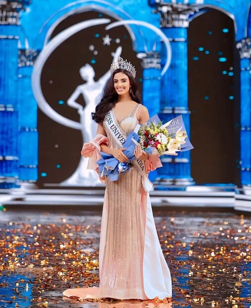 সম্প্রতি অনুষ্ঠিত হয়েছে মিস ইউনিভার্স ইন্ডিয়া ২০২৪। সেখানেই বিজয়িনীর শিরোপা পেয়েছেন গুজরাতের রিয়া সিঙ্ঘা। প্রথম, দ্বিতীয়, তৃতীয় এবং চতুর্থ রানার-আপ হিসেবে নাম রয়েছে যথাক্রমে প্রাঞ্জল প্রিয়া, ছবি বর্গ, সুস্মিতা রায় এবং রাফুজানো হুইসোর।