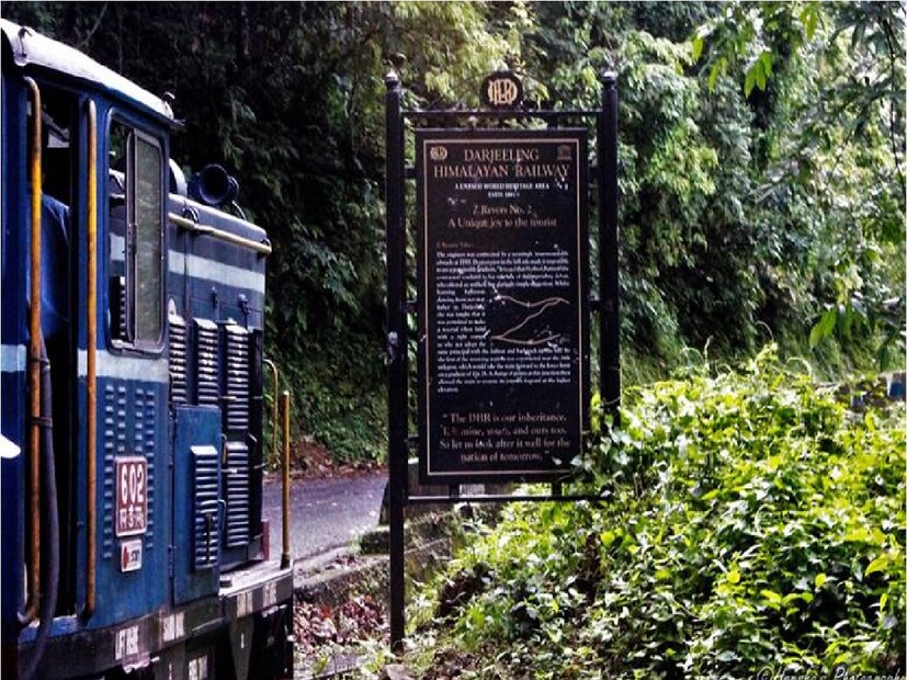 দার্জিলিং:পাহাড়ের বুকে রংটং পর্যটকদের কাছে এক অন্যতম পছন্দের জায়গা। প্রতিনিয়ত প্রচুর পর্যটক পাহাড়ের টানে নিরিবিলিতে প্রকৃতির মাঝে কিছুটা সময় কাটাতে ছুটে যায় এই রংটং-এ। এছাড়াও আপনি যদি ঐতিহ্যবাহী দার্জিলিং হিমালয়ান রেলওয়ের স্টিম ইঞ্জিন চালিত টয় ট্রেনে করে দার্জিলিং যেতে চান তাহলে নিউ জলপাইগুড়ি রেলওয়ে স্টেশন থেকে শুকনা হয়ে পাহাড়ের আঁকাবাঁকা পথ পেরিয়ে এই রংটং এর মাঝ দিয়েই ছুটে চলবে টয় ট্রেন।