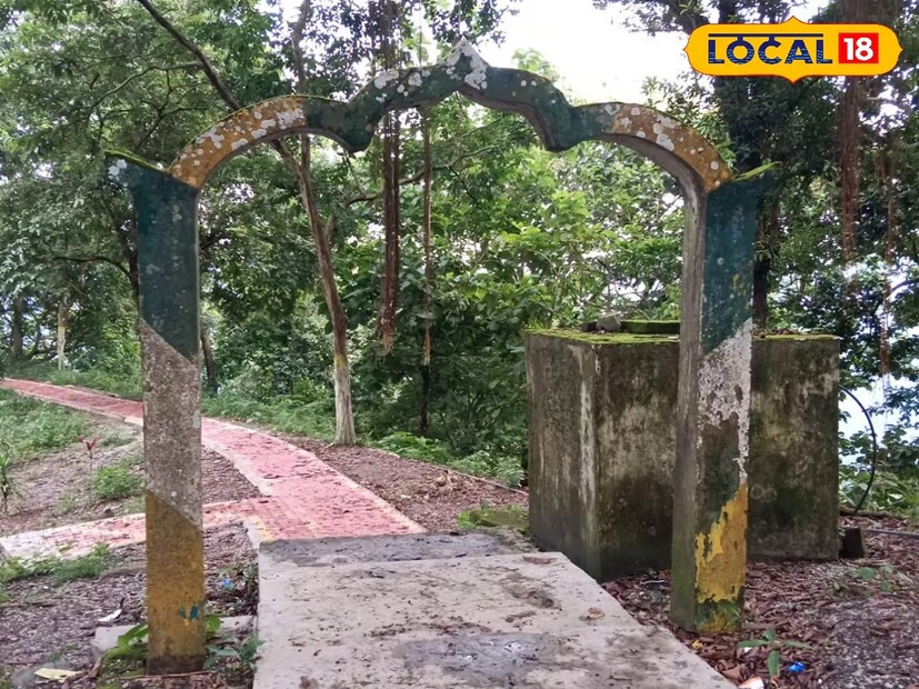 আপনিও যদি পুজোর ছুটিতে দার্জিলিং যেতে চান তাহলে একবার ঘুরেই যেতে পারেন প্রকৃতির মাঝে অনবদ্য এই জায়গা রংটং থেকে।বর্তমানে রংটং এ প্রচুর পর্যটকের ভিড় লক্ষ্য করা যায়, সে অর্থে সারি সারি রেস্তোরাও গড়ে উঠেছে।