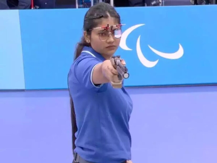 রুবিনাকে ফোন করে শুভেচ্ছা জানিয়েছেন প্রধানমন্ত্রী নরেন্দ্র মোদি। টোকিওতে সপ্তম স্থানে শেষ করেছিলেন রুবিনা। এবার ব্রোঞ্জ জিতলেন। সে কথাও জানান প্রধানমন্ত্রীকে। এবার দেশের জন্য সোনা জেতাই লক্ষ্য। কোমর বাঁধছেন রুবিনা।