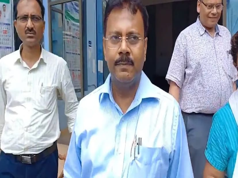 সেই ল্যাপটপের একাধিক ফাইলে যেমন নানান টাকা লেনদেনের সূত্র মিলেছে, তেমনই মিলেছে টেন্ডার সংক্রান্ত ডিজিটাল নথিও। 