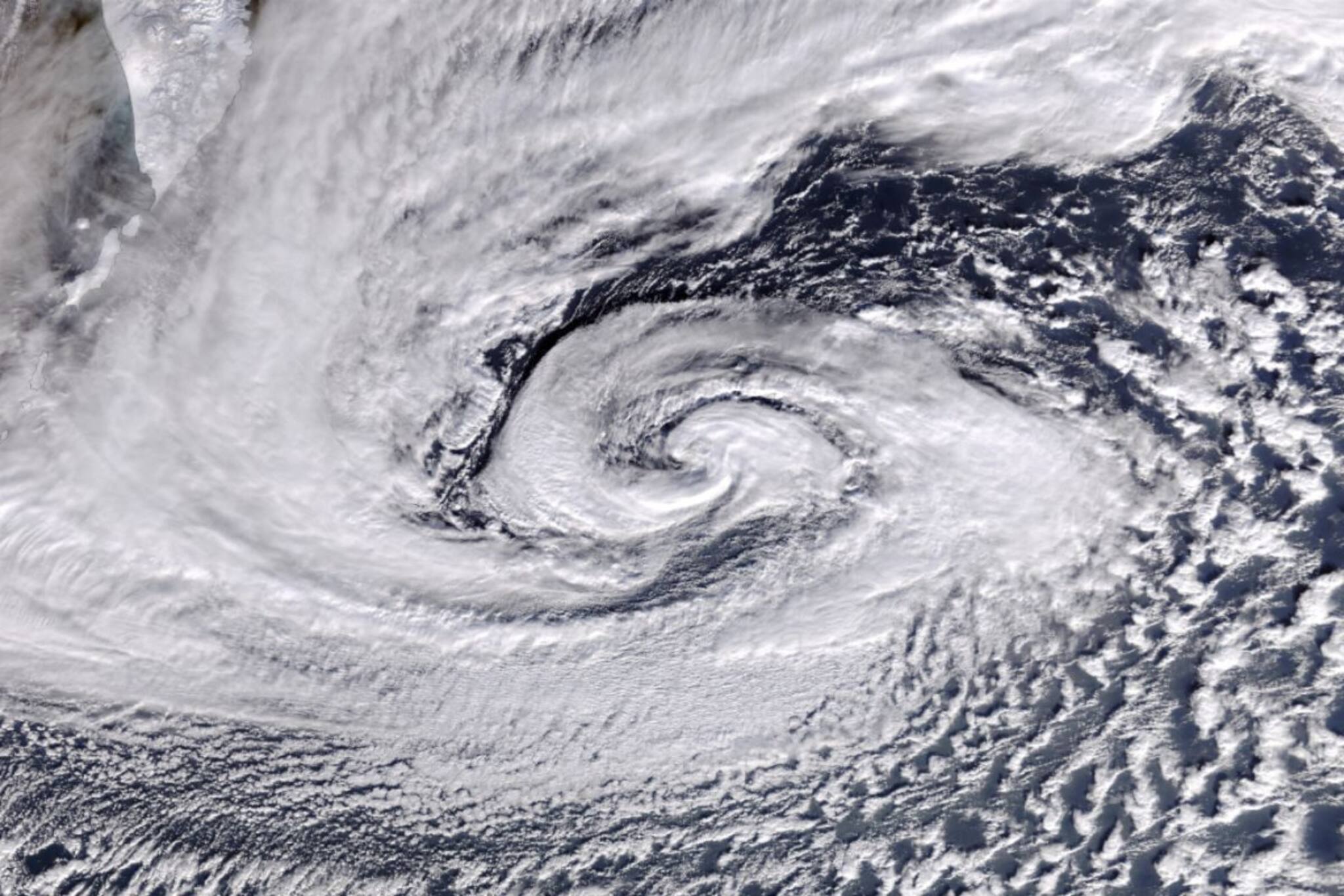 ফুঁসছে শক্তিশালী ঘূর্ণাবর্ত..! ভারী বৃষ্টি কাঁপাবে ৮ রাজ্য! কী হতে চলেছে বাংলায়?