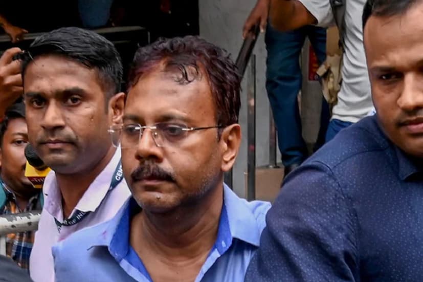 সরকারি চিকিৎসক। আরজি করের অধ্যক্ষ। তারপরেও চুটিয়ে প্রাইভেট প্র্যাকটিস। অভিযোগ সন্দীপ ঘোষ একাধিক জায়গায় রোগী দেখতেন। সন্দীপের এই প্রাইভেট প্র্যাকটিস এখন সিবিআই স্ক্যানারে। তিনি কোথায় কত রোগী দেখতেন। কত টাকা ফিজ নিতেন। এইসব বিষয়ে নথি সংগ্রহর কাজ শুরু করেছেন কেন্দ্রীয় গোয়েন্দারা। তাঁরা জানতে চাইছেন, প্রাইভেট প্র্যাকটিস থেকে সন্দীপের কত আয় হত। 