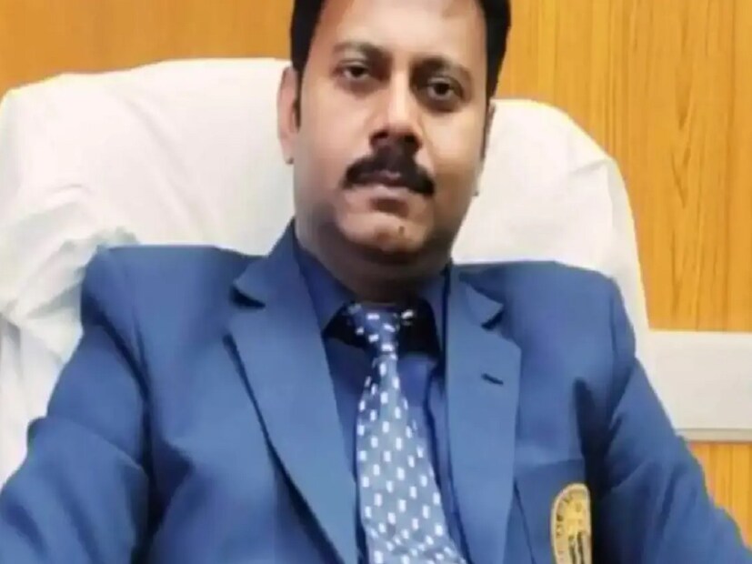 প্রেসক্রিপশনে ডাক্তারের রেজিস্ট্রেশন নম্বর লেখা বাধ্যতামূলক। কিন্তু, সন্দীপের প্রেসক্রিপশনে তা থাকত না বলেই অভিযোগ ৷ নিজের পিঠ বাঁচাতেই কি এ ভাবে প্রাইভেট প্র্যাকটিস করতেন সন্দীপ ঘোষ। খতিয়ে দেখছে সিবিআই। ইতিমধ্যেই তারা দক্ষিণ ২৪ পরগনার বারুইপুর থেকে নথি সংগ্রহ করেছে। গত সোমবার এই ক্লিনিকের খবর দেখানো হয়। নিউজ18 বাংলায় এক্সক্লুসিভ। 