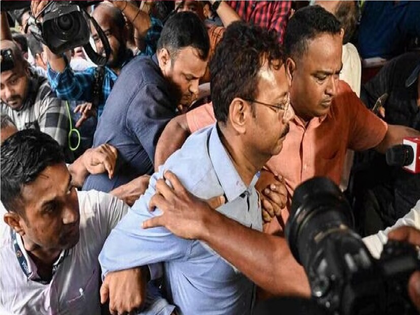 আরজি কর দুর্নীতি মামলায় এবার সিবিআইয়ের বিরুদ্ধেই বড় অভিযোগ। সন্দীপ ঘোষ-অভিজিৎ মণ্ডলদের বিরুদ্ধে সরকার চার্জগঠনের অনুমতি দেওয়ার পরও তা আদালতকে জানায়নি কেন্দ্রীয় তদন্তকারী সংস্থা। এ নিয়েই বৃহস্পতিবার আদালতের প্রশ্নের মুখে পড়ল সিবিআই। বিচারক বলেন, ‘আমি শোকজ করব… যা বলার তখন বলবেন’।