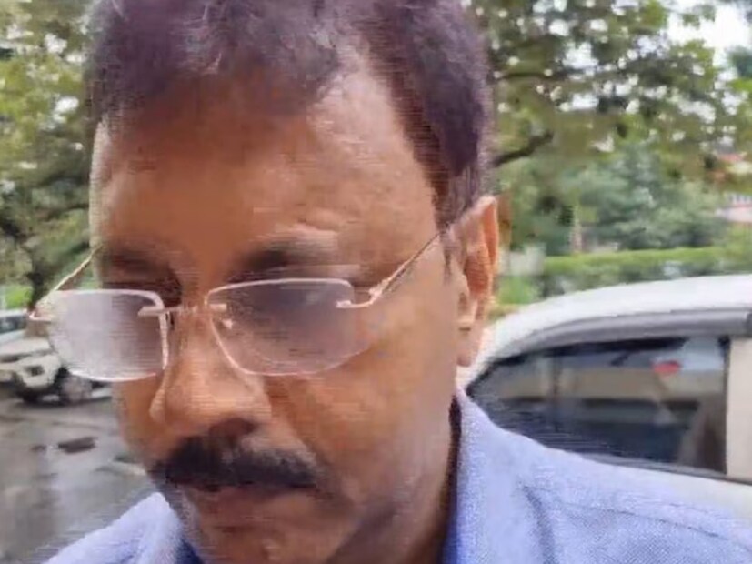 সন্দীপ ঘোষ। আরজি করের প্রাক্তন অধ্যক্ষ। তাঁর বিরুদ্ধে ভুরি ভুরি অভিযোগ। এও অভিযোগ, সরকারি হাসপাতালের চিকিৎসক এবং আরজি করের অধ্যক্ষ হয়েও তিনি একাধিক জায়গায় প্রাইভেট প্র্যাকটিস করতেন। সিবিআইয়ের নজরে সন্দীপের এই প্রাইভেট প্র্যাকটিস। কেন্দ্রীয় গোয়েন্দারা খোঁজ করছেন, কোথায় কোথায় প্রাইভেট প্র্যাকটিস করতেন সন্দীপ ঘোষ? একেকটি চেম্বারে কতজন রোগী দেখতেন? রোগীদের থেকে কত টাকা ফিজ নিতেন? প্রাইইভেট প্র্যাকটিস থেকে মাসে কত টাকা রোজগার হত ? এ সব বিষয়ে নথি সংগ্রহের কাজ শুরু করে দিয়েছে সিবিআই। অভিযোগ, সন্দীপ ঘোষ প্রেসক্রিপশনে নিজের নাম লিখতেন না। প্রেসক্রিপশনে শুধু লেখা থাকত ডক্টর এস ঘোষ ৷