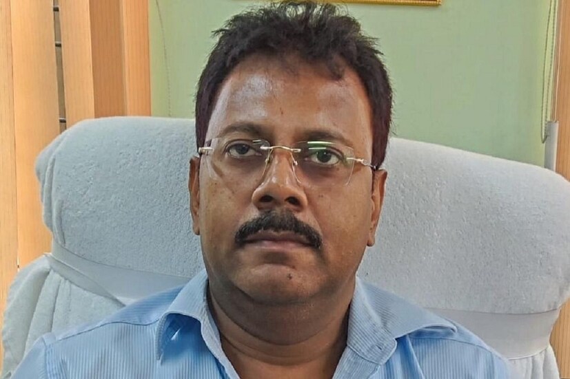এই প্রেসক্রিপশনেই স্পষ্ট, ৮ অগাস্ট অর্থাৎ, চিকিৎসক তরুণীর দেহ উদ্ধারের আগের দিনও বারুইপুরের ক্লিনিকে রোগী দেখেন সন্দীপ ঘোষ। সিবিআইয়েরও দাবি, দেহ উদ্ধারের আগের দিন বারুইপুরে দেখা গিয়েছে সন্দীপের মোবাইল ফোনের টাওয়ার লোকেশন। শুধু তাই নয়, গত কয়েক মাসে বারবার সন্দীপের ফোনের টাওয়ার লোকেশন দেখা গেছে বারুইপুরের স্টেশন লাগোয়া এলাকায়। 