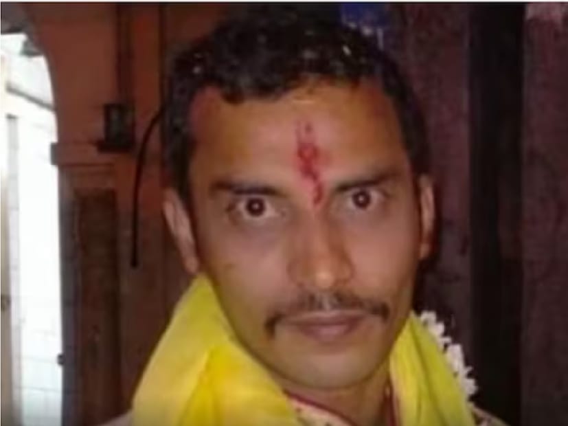 শেষ পর্যন্ত সঞ্জয়ের এক পরিচিত বিষয়টি জানতে পেরে দু’টি জামা ও দু’টি ট্রাউজার কিনে কারা আধিকারিকদের দেন। জেলের নিয়ম মেনেই নতুন পোশাক সঞ্জয় রাইয়ের হাতে তুলে দেওয়া হয়। কারা দফতরের নিয়মানুযায়ী তা পালন করা হয়।