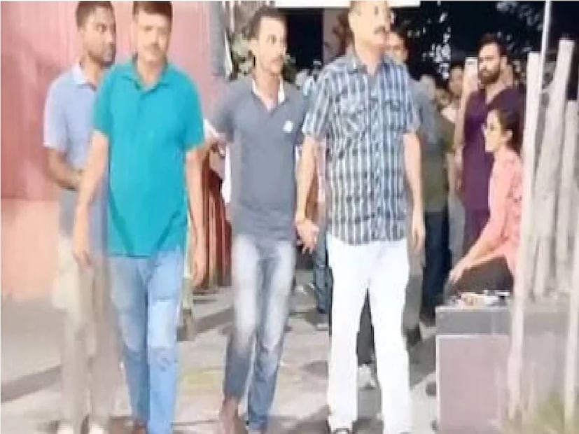সঞ্জয় রায়কে বলতে শোনা যায়, ''আমি এত দিন চুপচাপ ছিলাম। আমি কিন্তু রেপ অ্যান্ড মার্ডার করিনি। আমার কথা শুনছে না। সরকারই আমাকে ফাঁসাচ্ছে। আমি এত দিন চুপচাপ ছিলাম। আমায় সব জায়গায় ভয় দেখাচ্ছে যে, তুমি কিছু বলবে না। আমার ডিপার্টমেন্টও আমায় ভয় দেখিয়েছে। আমি কিন্তু নির্দোষ।''