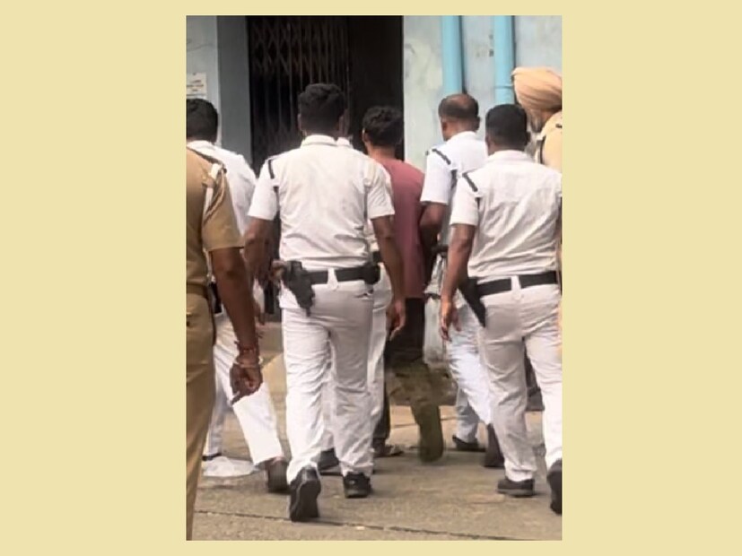শিয়ালদহ আদালতে বিচারপ্রক্রিয়া চলাকালীন বিচারকের সামনে নিজেকে নির্দোষ বলে দাবি করেছিল সঞ্জয়৷ সংবাদমাধ্যমের সামনেও সে অভিযোগ করে, এই মামলায় তাঁকে ফাঁসানো হয়েছে৷ 