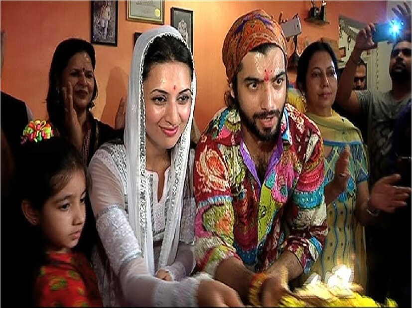 অভিনেত্রী বলেছিলেন যে  সেই সময়ে তিনি খুব ব্যস্ত ছিলেন, কিন্তু তা সত্ত্বেও তিনি শরদ মালহোত্রার পরিবারের জন্য সময় বের করতেন। তিনি জানতেন যে তাঁর পরিবার অভিনেতাকে কতটা বোঝায়। Photo- File