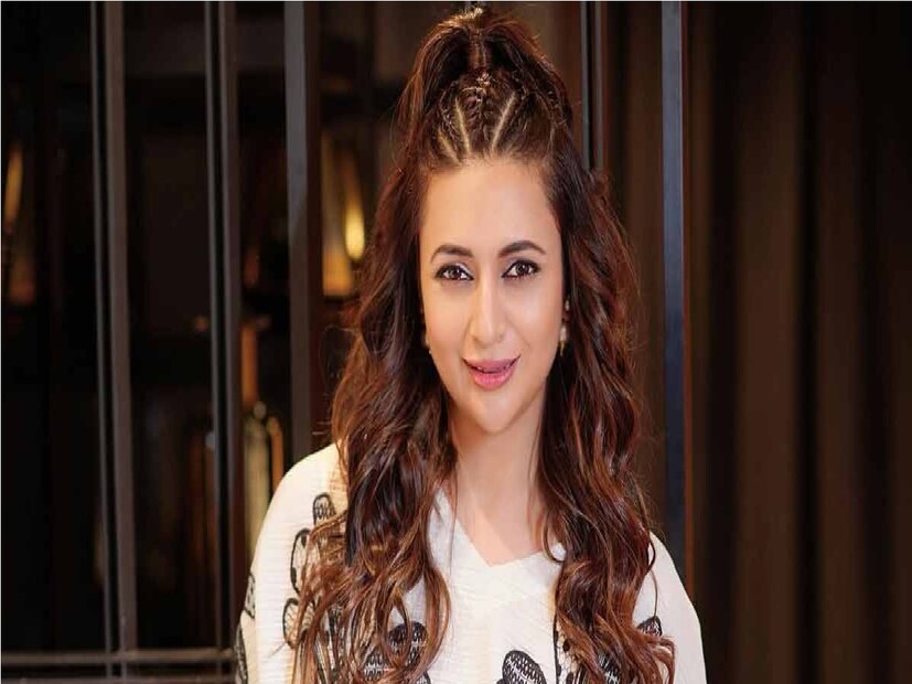 গোপনে ৭ বছর ধরে ডেট করার পর, শরদ মালহোত্রা এবং দিব্যাঙ্কা ত্রিপাঠি ২০১৫ তে তাঁদের সম্পর্কের কথা প্রকাশ্যে আনেন, কিন্তু তাঁরা সম্পর্কটিকে আনুষ্ঠানিক করার পরপরই তা  ভেঙে যায়। Photo- File