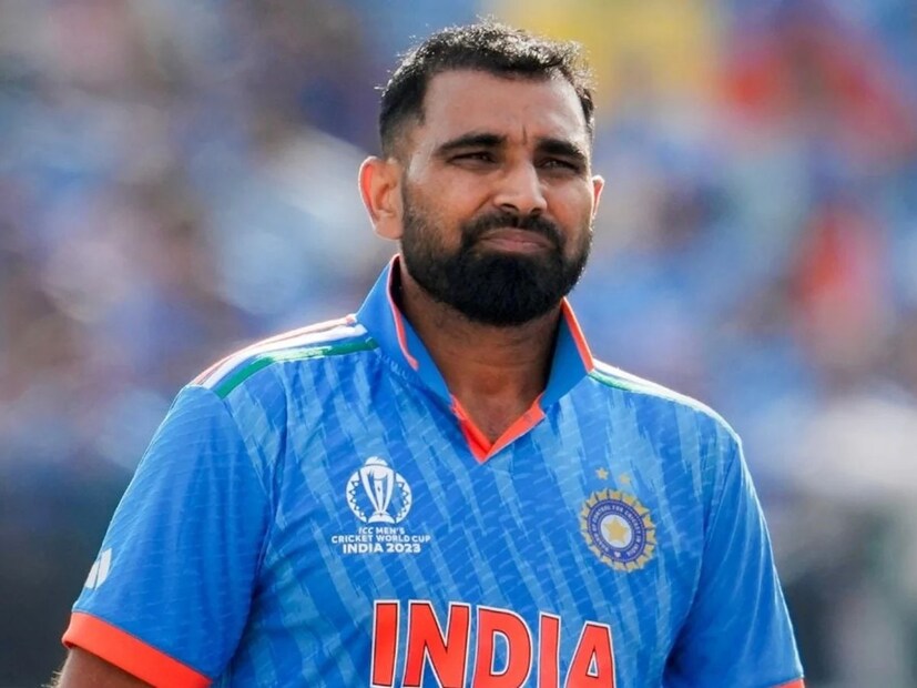 ১৪ মাস পর চোট সারিয়ে ভারতীয় দলে ফিরলেও এখনও প্রথম একাদশে খেলতে দেখা যায়নি মহম্মদ শামিকে। ইংল্যান্ডের বিরুদ্ধে প্রথম দুটি টি-২০ ম্যাচে শামিকে রাখা হ.নি দলে। কেন তারকা পেসারকে খেলানো হচ্ছে না? তা নিয়ে কৌতুহল সকলের মনেই। 