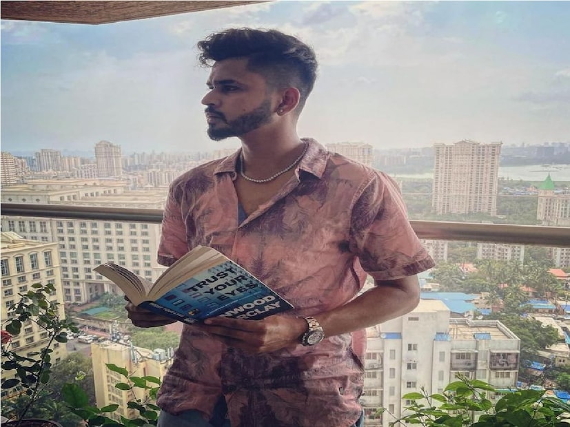 মায়ের জন্য যিনি মাত্র ৫২৫ স্কোয়ার ফুটের এই ছোট্ট ফ্ল্যাট কিনেছেন তাঁর কিন্তু নিজের জন্য কেনা সম্পত্তির তালিকা রীতিমতো সুবিস্তৃত৷ মুম্বইতে আইয়ারের মালিকানাধীন এটিই একমাত্র সম্পত্তি নয়। সংবাদমাধ্যমের খবর অনুসারে ২০২০ সালে, আইয়ার ম্যাক্রোটেক ডেভেলপারদের কাছ থেকে লোধা ওয়ার্ল্ড টাওয়ারে ২,৩৮০ স্কোয়ার একটি ফ্ল্যাট প্রায় ১১.৮৫ কোটি টাকায় কিনেছিলেন।