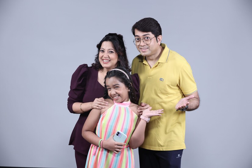 ‘বাড়ুজ্যে ফ্যামিলি’ পরিচালনা করছেন পরিচালক সুমাল্য ভট্টাচার্য। সেই ২০০৯ সাল থেকে ‘বউ কথা কও’ ধারাবাহিকের হাত ধরে তাঁর পথ চলা শুরু হয়েছিল। সেই সময় থেকে ‘মন দিতে চাই’ পর্যন্ত প্রায় ১০টি ধারাবাহিক পরিচালনা করেছেন। এমনকী দীর্ঘদিন রবি ওঝার প্রধান সহকারী পরিচালকের ভূমিকা পালন করেছেন তিনি। এবার ছোট পর্দা থেকে তিনি পদার্পণ করছেন ওটিটি-তে। এই মেগা-সিরিজে অভিনয় করছেন রোহিত মুখোপাধ্যায়, সুদীপা বোস, দীপাঞ্জন ভট্টাচার্য (জ্যাক), শ্বেতা তিওয়ারি, ঋ সেন, স্বর্ণকমল জোয়ারদার, অমৃতা দেবনাথ এবং প্রেক্ষা সাহার মতো অভিনেতা-অভিনেত্রীরা।