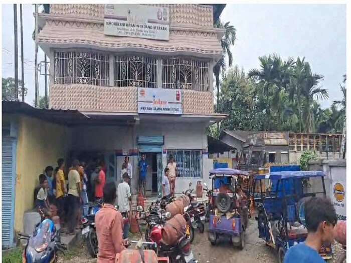 Nimai Sarkar went to the gas dealer's office on Wednesday and complained But allegation, no cooperation was given by the gas dealer Nimai Sarkar went to the gas dealer's office on Wednesday and complained But allegation, no cooperation was given by the gas dealer