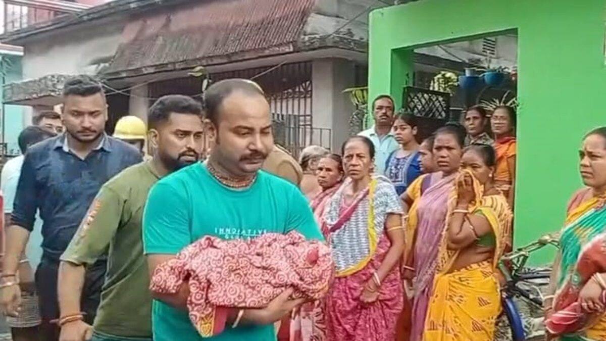 Mother throws her newborn baby daughter into the well: বাবার পাশে ...
