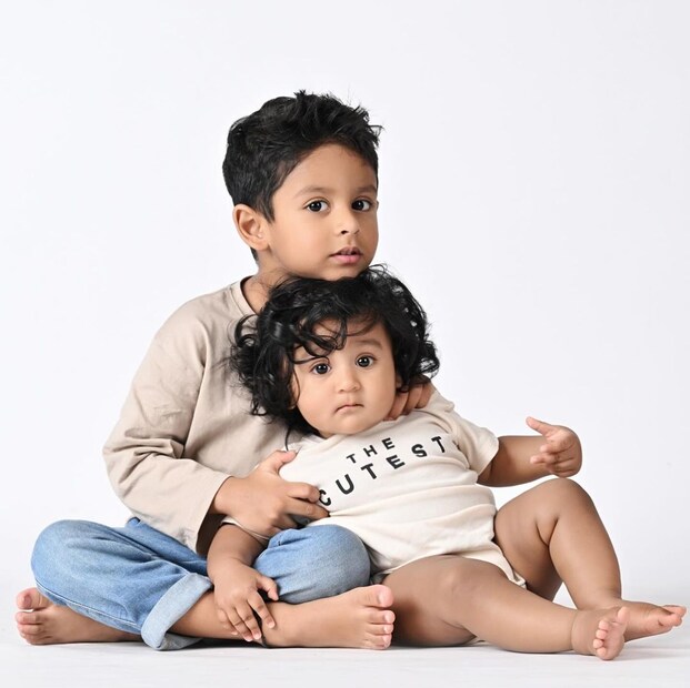 শুভশ্রী বলেন, তিনি সেই ভুলটা করেননি৷ ইউভানের উপরেই নজরটা ছিল বেশি৷ যাতে ওর কখনও মনে না হয় বোন এসে ওর জায়গাটা নিয়ে নিচ্ছে৷ তারপরই একটা মজার ঘটনা শেয়ার করেন শুভশ্রী৷