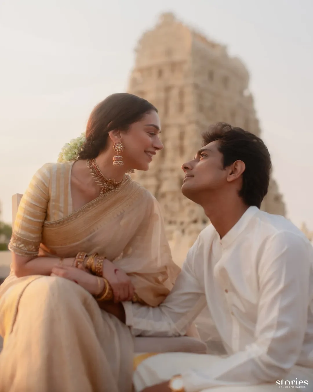 ৪০০ বছরের পুরনো মন্দিরে বিয়ের শপথ নিলেন তাঁরা। বিয়ের অনেক ছবি শেয়ার করেছেন অদিতি। খুবই রোমান্টিক দেখাচ্ছিল দু’জনকে৷  (Photo-Instagram)