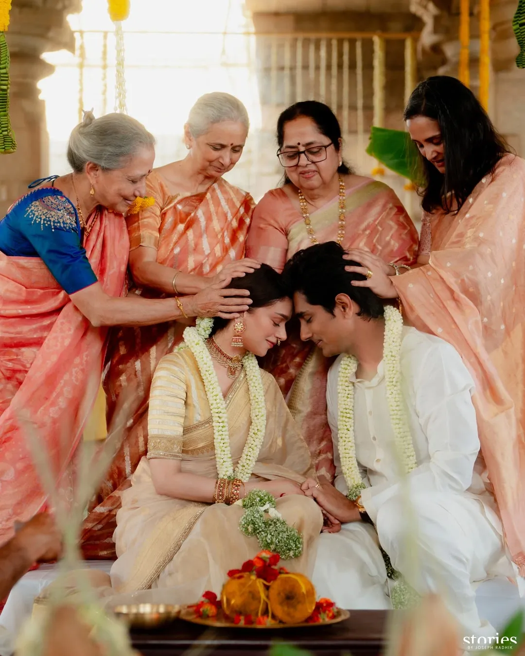 অদিতি বলেছিলেন, “আমি আমার দিদার সবচেয়ে কাছের ছিলাম, যিনি কয়েক বছর আগে মারা গেছেন। তিনি হায়দ্রাবাদে একটি স্কুল চালু করেন। একদিন, সিদ্ধার্থ আমাকে জিজ্ঞেস করেছিল যে ও এটা দেখতে পাবে কি না, কারণ ও খুব ভাল করেই জানে যে আমি তার কতটা ঘনিষ্ঠ ছিলাম।&quot; মার্চ মাসে সেই স্কুলে যায় সিদ্ধার্থ।(Photo-Instagram)
