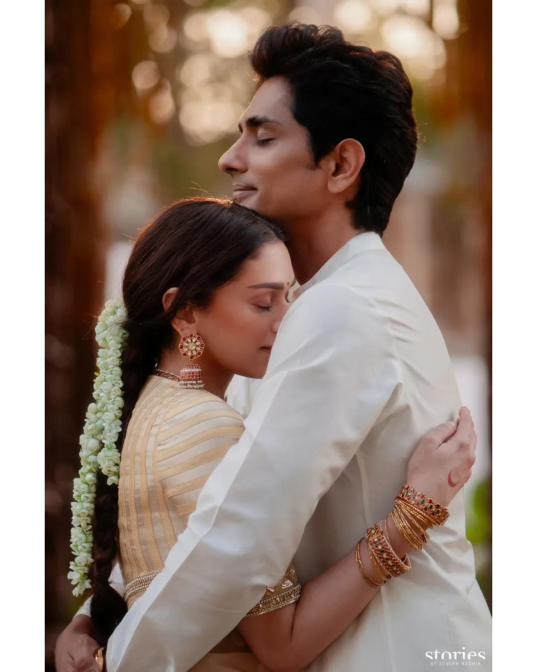 অদিতি জানান, “তিনি হাঁটু গেড়ে বসেছিলেন এবং আমি তাঁকে জিজ্ঞাসা করেছিলাম, 'এখানে কী হারিয়েছ? 'কার জুতার ফিতা ঢিলা?' সিদ্ধার্থ বলতে থাকেন, 'আদ্দু, আমার কথা শোন।' এবং তারপর তিনি প্রেম প্রস্তাব দেন৷ এ বছরের শুরুর দিকে দুজনেই বাগদান করেন। এবার গোপনে বিয়ে সারলেন৷ (Photo-Instagram)