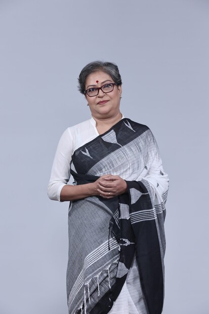 পরিচালক সুমাল্য ভট্টাচার্যের বক্তব্য, “বিষণ্ণতার মাঝে আমরা অনেক সময় হাসতে ভুলে যাই। জীবনে সেই হাসি ফিরিয়ে আনার জন্যই আমাদের এহেন চিত্তাকর্ষক প্রয়াস। আসলে ‘‘বাড়ুজ্যে ফ্যামিলি দেখলে সমস্ত রকম মানসিক চাপ এবং মনের প্রবল অশান্তি এক নিমেষে কেটে যাবে।”
