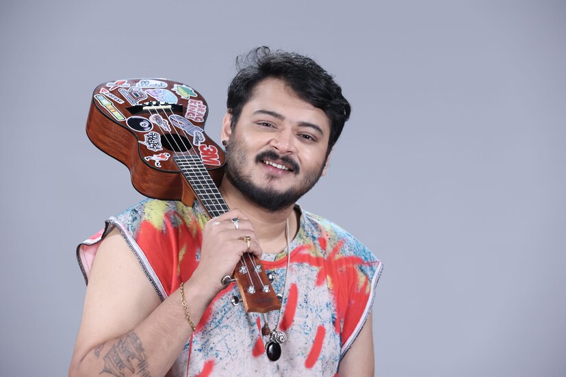আর বাড়ুজ্যে দম্পতির ছোট ছেলে বরুণ ওরফে ব্যারি। মায়ের বিশেষ আদরের। আর বাড়ুজ্জে পরিবারের যাবতীয় কর্মকাণ্ড আবর্তিত হয় পরিবারের সদস্যদের এবং রবীন্দ্রনাথ ঠাকুরকে ঘিরেই। এভাবে প্রতিটি এপিসোডে মজার ভঙ্গিতে দৈনন্দিন সামাজিক এবং পারিবারিক সমস্যাগুলি তুলে ধরা হবে।