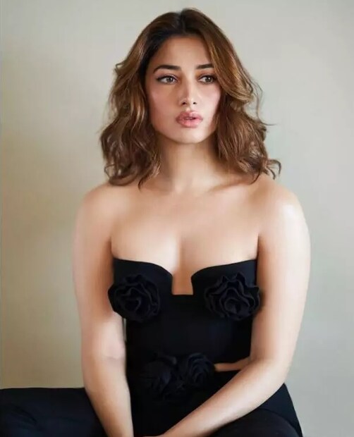 এই অভিনেত্রী আর কেউই নন, তিনি হলেন সুপারহিট অভিনেত্রী তমান্না ভাটিয়া। দক্ষিণী ছবির দুনিয়া থেকে শুরু করে বলিউডের আনাচে-কানাচে তাঁর নামের অনুরণন হয়। এক সময় শোনা গিয়েছিল, শুধু পয়সার জন্য এক ব্যবসায়ী অথবা সুপারস্টারের সঙ্গে সম্পর্কে গিয়েছিলেন তমান্না। সেই কারণে বহু অভিনেত্রীকেই ভক্তরা গোল্ড ডিগারের তকমা দিয়েছেন। কিন্তু তমান্না ভাটিয়া সমস্ত গোঁড়ামি ভেঙে দিয়ে ফিল্ম ইন্ডাস্ট্রিতে এক অনন্য দৃষ্টান্ত স্থাপন করেছেন। যা দেখে চমকে গিয়েছেন ভক্তরা। Photo: Instagram