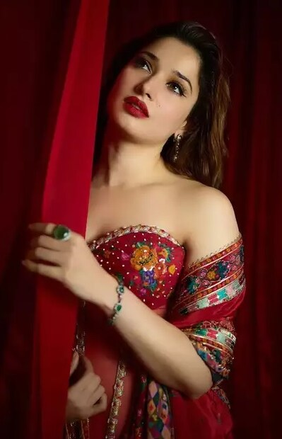 তবে আজকাল প্রেমের সম্পর্কের জন্য চর্চার শিরোনামে রয়েছেন অভিনেত্রী। বর্তমানে তাঁর সম্পর্ক রয়েছে অভিনেতা বিজয় ভার্মার সঙ্গে। খুব কম সময়েই নিজেদের রসায়নের মাধ্যমে সকলের মন জয় করে নিয়েছেন এই জুটি। একাধিক অনুষ্ঠানে একসঙ্গে দেখা যায় তাঁদের। এমনকী তমান্না-বিজয়ের একটি লিক লক ভিডিও আপাতত ভাইরাল সোশ্যাল মিডিয়ায়। Photo: Instagram