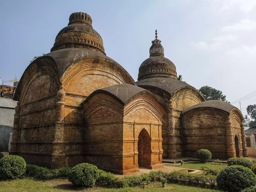 *মুখ্যমন্ত্রী বলেন, পুষ্পবন্ত প্রাসাদ ও দরবার হলকে মহারাজা বীরেন্দ্র কিশোর মানিক্য মিউজিয়াম ও কালচারাল সেন্টারে উন্নীত করার লক্ষ্যে কাজ শুরু হয়েছে। ডম্বুর জলাশয়ের জন্য অত্যাধুনিক হাউস বোট ক্রয় করার জন্য উদ্যোগ নেওয়া হয়েছে। রাজ্যের পর্যটন শিল্পকে আরও আকর্ষনীয় করে তুলতে হোম স্টে চালু করার উদ্যোগ নেওয়া হয়েছে। উত্তর পূর্বাঞ্চল উন্নয়ন মন্ত্রকের আওতায় উত্তর পূর্বাঞ্চল বিশেষ পরিকাঠামো উন্নয়ন প্রকল্পে নারকেলকুঞ্জের আশেপাশে আরও ৪টি আইল্যান্ডকে পর্যটকদের জন্য সাজিয়ে তোলার জন্য পরিকল্পনা নেওয়া হয়েছে। সংগৃহীত ছবি। 