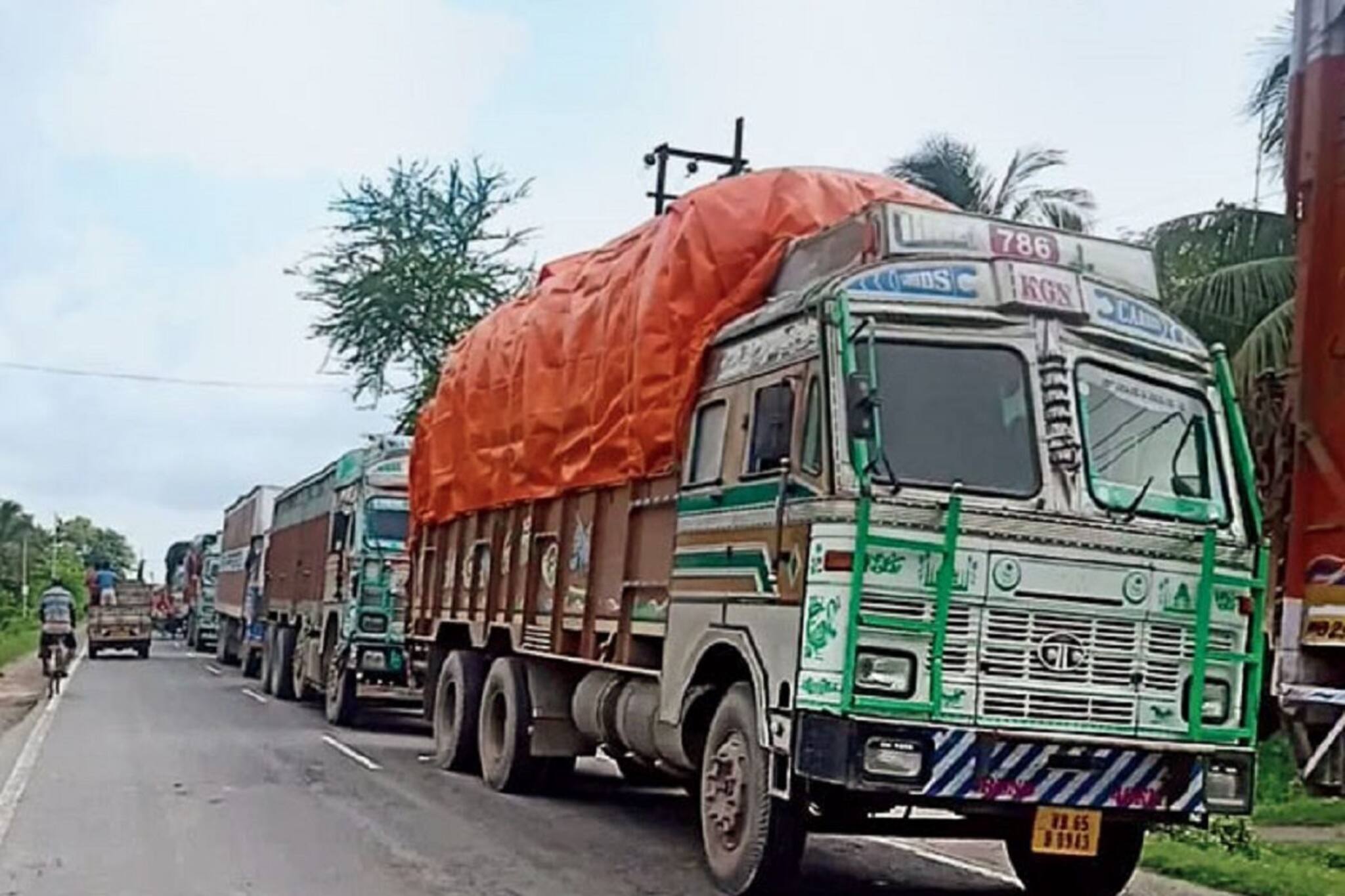 ধর্মঘটে ট্রাক মালিক সংগঠন, সাত লক্ষ ট্রাক বন্ধ ! দাবি ফেডারেশনের